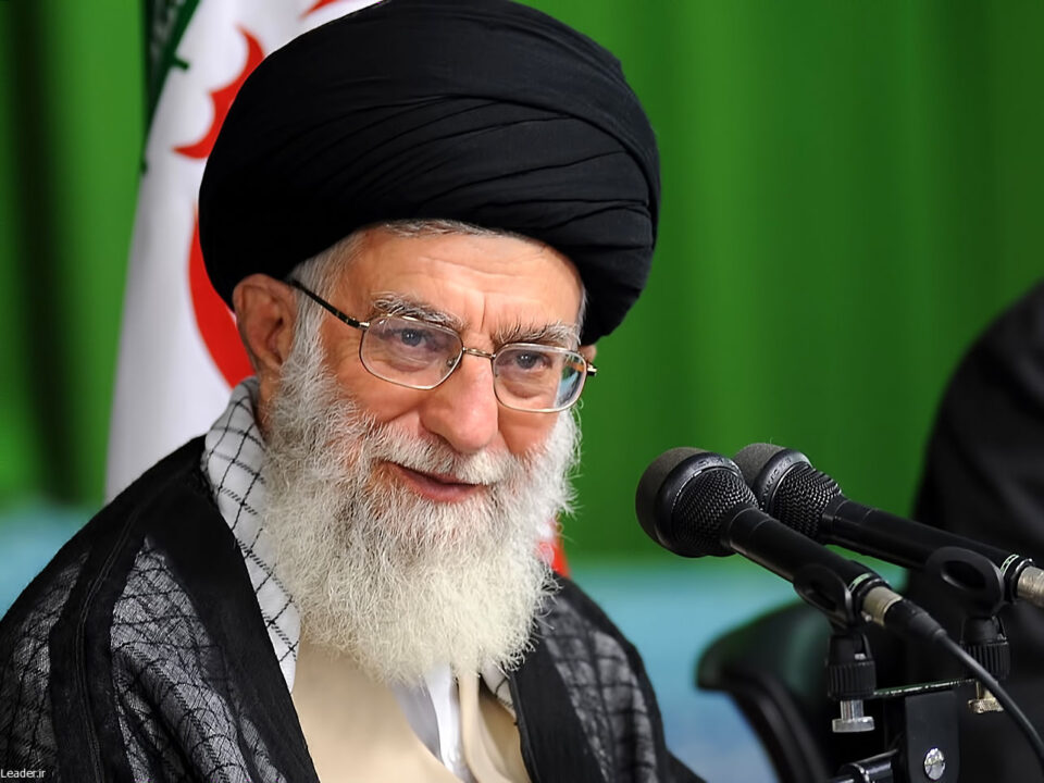 مقایسه رفتار رضا شاه و آیت‌الله خامنه‌ای در مواجهه با تهاجم خارجی