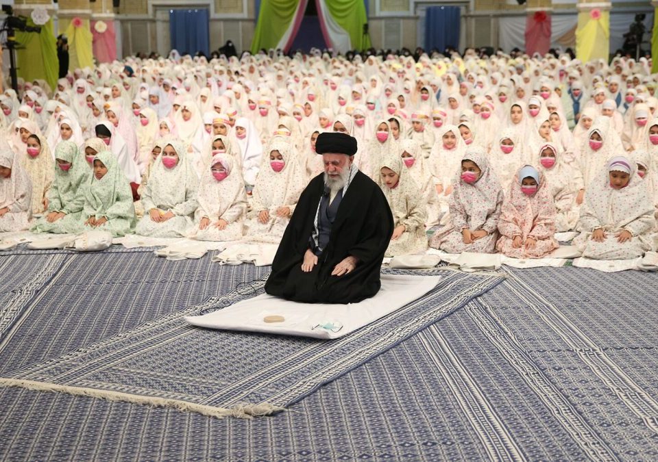 چگونه فرزندانمان را به نماز علاقهمند کنیم؟