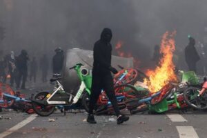 تکانش پاریس و تناقض الیزه